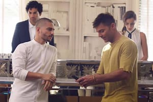 Maluma y Ricky Martin, al comienzo del videoclip del tema "Vente pa' cá", donde un usuario de TikTok descubrió un grosero error