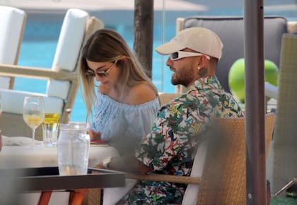 Maluma y su novia Susana Gómez disfrutan unos tragos en Marbella.
