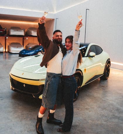 Maluma y su pareja festejan la compra de su nuevo Ferrari (Instagram/@maluma)