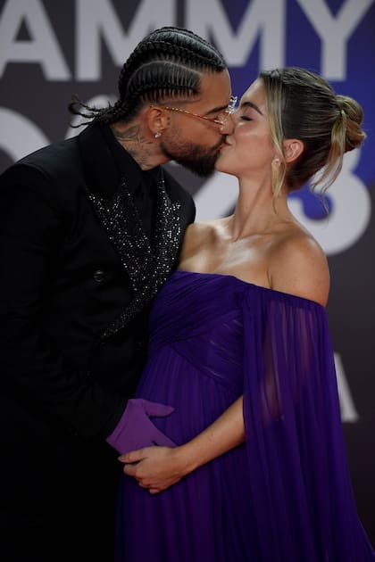 Maluma y un cariñoso beso a Susana Gómez, quien está en la dulce espera