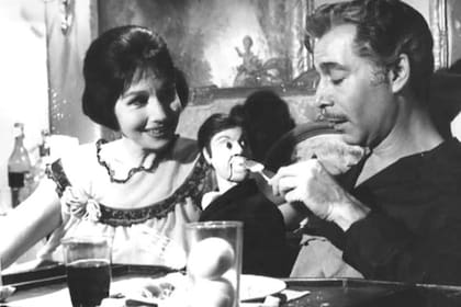 Malvina Pastorino y Narciso Ibañez Menta en una escena de La Cigarra no es un bicho, filme de Daniel Tinayre de 1963