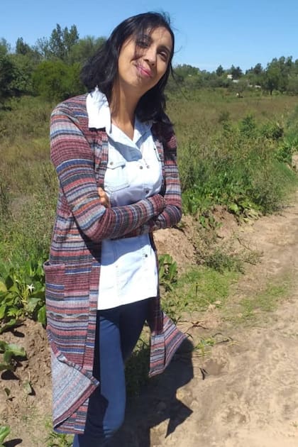 Malvina Soledad Pereira en un camino rural hacia una de las escuelas donde trabaja como profesora de artes visuales