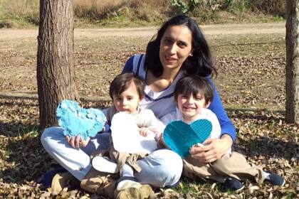 Malvina Soledad Pereira junto a sus dos hijos, Ezequiel y Emanuel