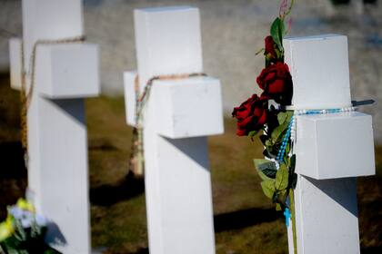 Malvinas: en una histórica ceremonia las familias de 90 soldados pudieron rendirles homenaje en tumbas con nombre, hubo aplausos para el militar británico que los sepultó