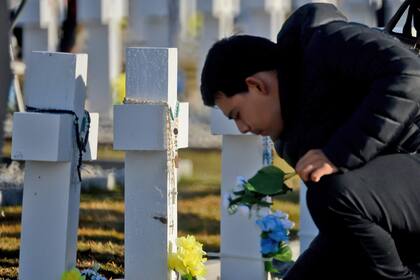 Malvinas: en una histórica ceremonia las familias de 90 soldados pudieron rendirles homenaje en tumbas con nombre, hubo aplausos para el militar británico que los sepultó