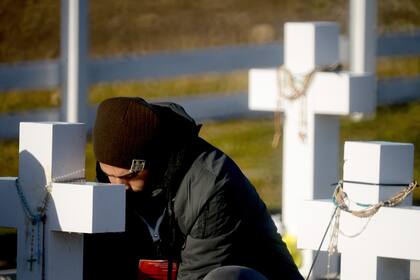Malvinas: en una histórica ceremonia las familias de 90 soldados pudieron rendirles homenaje en tumbas con nombre, hubo aplausos para el militar británico que los sepultó