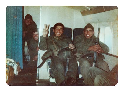 De derecha a izquierda: Héctor Foschiatti, Eduardo Romagnoli, cabo 1º David Ramos y Diego Ferreyra en el avión Fokker de la Armada Argentina con el que viajaron desde Río Grande hasta Puerto Argentino en abril de 1982 (fotos tomadas con cámara Kodak Fiesta de Foschiatti)