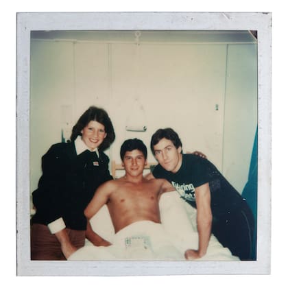 El soldado Miguel Francisco García, fotografiado en el buque hospital Camberra luego de ser herido en su pierna izquierda durante la guerra