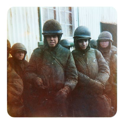 Los soldados Atilio Fiscarra, Fabián Volonté, Marcelo Modarelli y Ricardo Deusch fotografiados al momento de la declaración de cese del fuego en Puerto Argentino, el 14 de junio de 1982