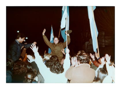 El conscripto Daniel Mussis durante la fiesta de bienvenida realizada por los familiares y vecinos al regreso de la guerra, en La Plata (junio de 1982)