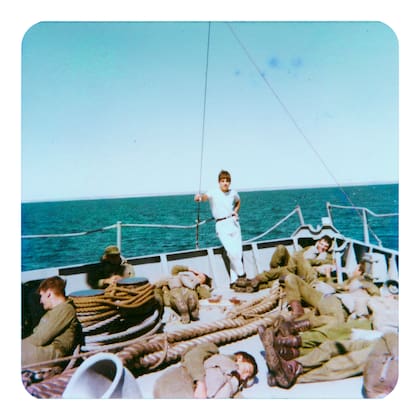 El conscripto Hugo Liñeira fotografiado en cubierta del ARA Cabo San Antonio junto a otros soldados, abril de 1982