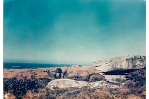 MALVINAS
SÍ, YO ESTUVE AHÍ
Fotografías del archivo “Malvinas, Memoria de la espera”. Imágenes tomadas por los soldados conscriptos en 1982, durante la guerra.