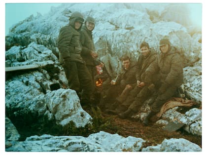 Soldados concriptos, el 2do desde la izquierda Arfouche, Rubén Pablos, josé Luis Mellana.
Wireless Ridge, Islas Malvinas, Argentina.
Abril de 1982.