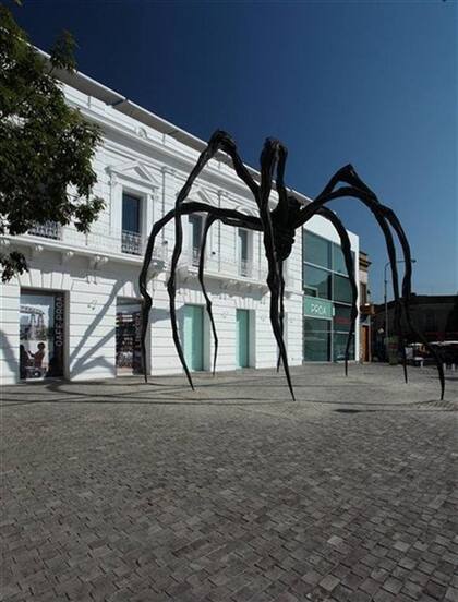 Mamá (1999), escultura de Louise Bourgeois instalada en Proa en 2011