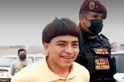 Mamá abofetea a su hijo detenido por robo en Perú