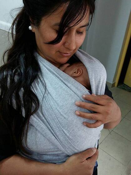 Mamá cangura lleva a su guerrero bien cerquita, piel con piel