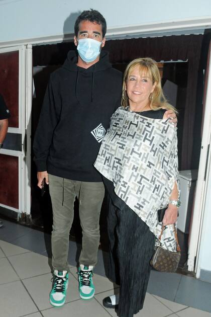 Mamá Marcela Tinayre y Nacho Viale dijeron presente en una noche tan importante para Juana.