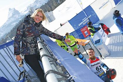 Mamá orgullosa,
felicita a Tiziano después de su
performance en las pistas