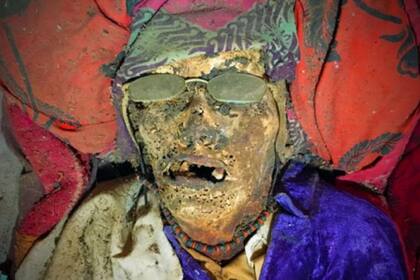 Mamak Lisa mostró el cuerpo de su padre Paulo Cirinda, quien falleció hace 12 años y aún no ha sido enterrado. El atuendo era el favorito de Cirinda en vida