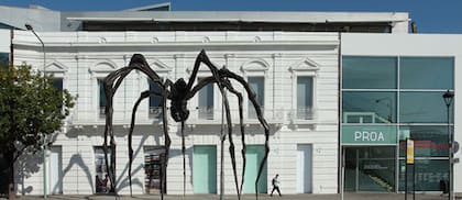 Maman, de Louise Bourgeois, en la explanada de Fundación Proa