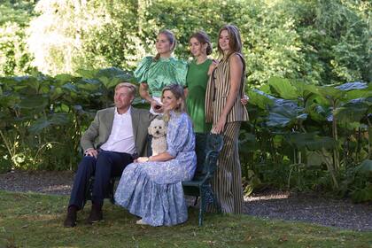 Mambo es el caniche toy blanco que forma parte de la familia real