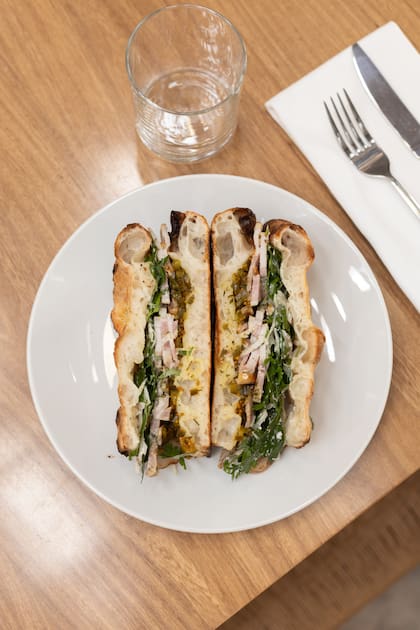 Mambo propone un sándwich de porchetta con ensalada de hierbas