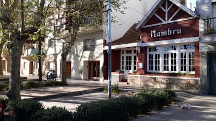 Mambrú se encuentra en una zona residencial, con apenas comercios de cercanía alrededor