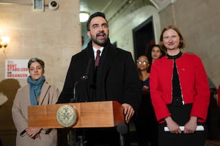 Mamdani defiende a una funcionaria acusada de publicar sobre "supremacía blanca"