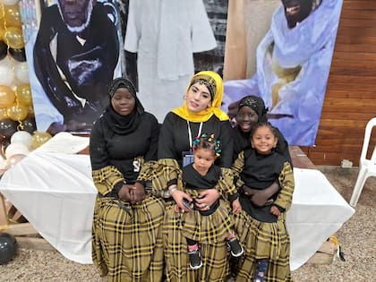 Mame Diarra Dione con parte de su numerosa familia