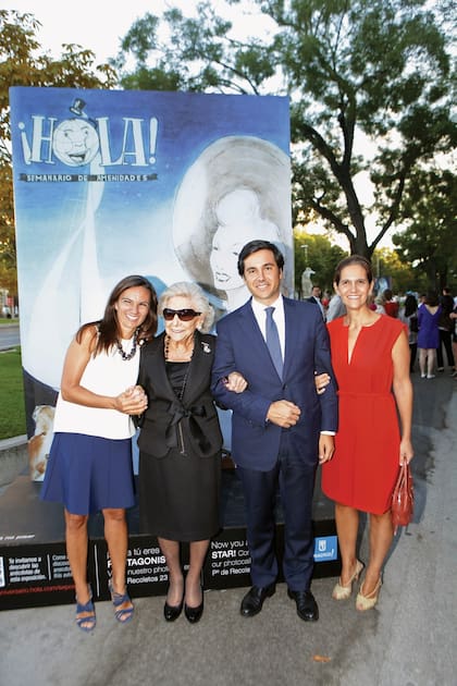 Mercedes con sus nietos, Eduardo, Mercedes y Mamen durante la exposición “70 grandes momentos de ¡HOLA!” celebrada en Madrid en 2014 con motivo de nuestro 70 aniversario.