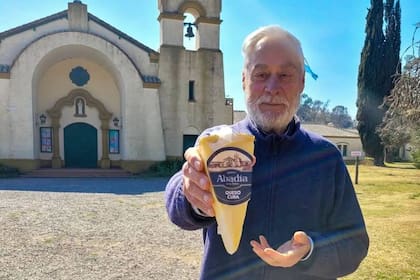 Mamerto Menapace y los quesos del monasterio