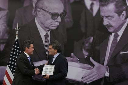Mamet y Avruj, ayer, durante la entrega de los nuevos documentos desclasificados