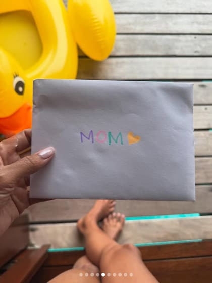 "Mami", dice el sobre que parece haber recibido de parte de uno de sus hijos