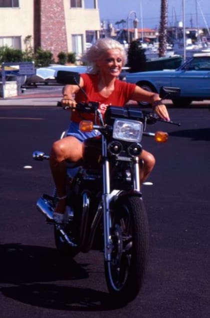 Mamie Van Doren motorizada por las calles de Los Ángeles, en 1984