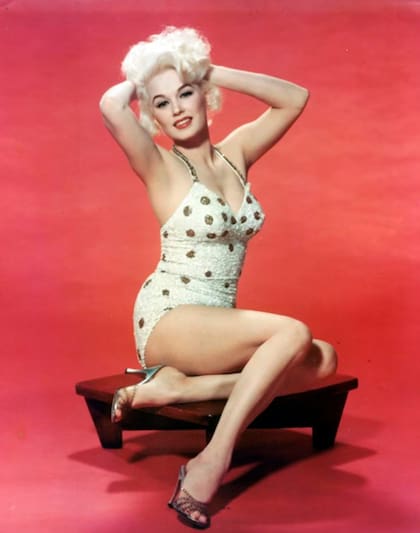 Mamie Van Doren posa para un retrato promocional del musical de 1955, The Stronger Sex