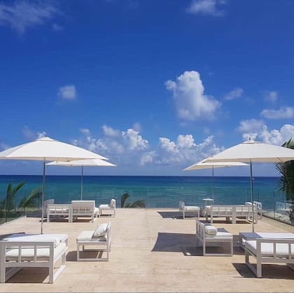 Mamita´s Beach Club cuenta con un restaurant que brinda una gran variedad gastronómica, desde sushi, platos locales, hamburguesas, pescados fritos, postres, cócteles y tragos elaborados mexicanos.