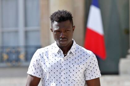 Mamoudou Gassama, de 22 años, se convirtió en héroe tras trepar cuatro pisos para rescatar a un menor