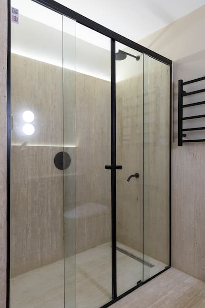 Mampara Dritto en el Espacio 001 (estudio Patagonia Flooring): líneas rectas y perfilería negra que definen un minimalismo geométrico con carácter.