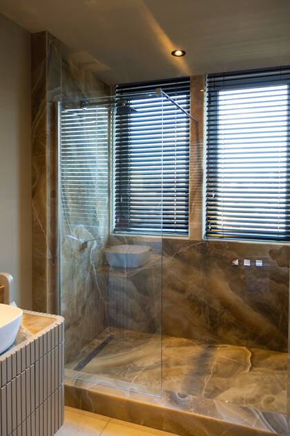 Mampara Khios en el cuarto de baño que diseñaron Cecilia Larralde y Marcela Spelzini