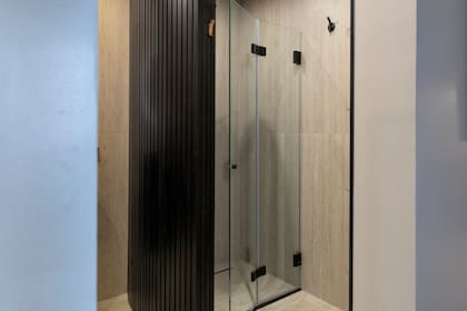 Mampara plegadiza línea Acqua en el Espacio 303 (estudio Línea Neta): apertura amplia y funcionalidad inteligente que optimiza espacios acotados sin perder solidez.