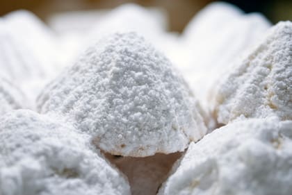 Mamul: bollos rellenos de dátiles, pistachos o nueces, espolvoreados con azúcar impalpable.