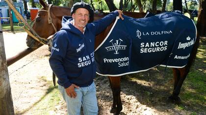 Mana hoy, en los palenques de La Dolfina; es uno de los asistentes de Poroto Cambiaso