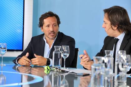 Martín Ticinese, presidente de Quilmes, junto a José Del Rio, secretario general de Redacción de LA NACION