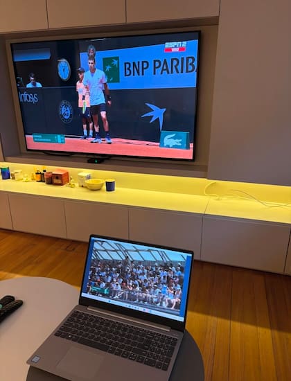 "Mañana tranquila! Vamos chicos!!!", escribió el Toto Cerúndolo, que miró los partidos de sus hijos, Francisco y Juan Manuel, que jugaron (y ganaron) en simultaneo en París