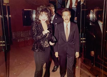 Mañas cuenta que cuando trajo a Joan Collins a la Argentina se fueron a tomar un té a Santa Fe y Callao: "Ella se camufló, dejó en el hotel el pelucón que solía usar, se puso un sombrero y un pañuelo en la cabeza y se escondió detrás de unos anteojos oscuros"