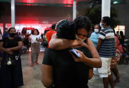 Las escenas de desesperación de familiares, médicos y enfermeras se multiplicaron en Manaos