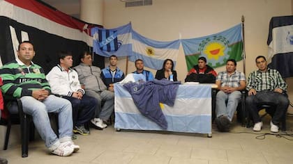 Mancha, el jefe de la barrabrava de San Telmo (con la remera del club), durante una reunión de Hinchadas Unidas Argentina