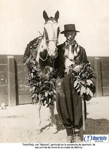 Mancha junto a Aimé vestido de gaucho en DF. México.