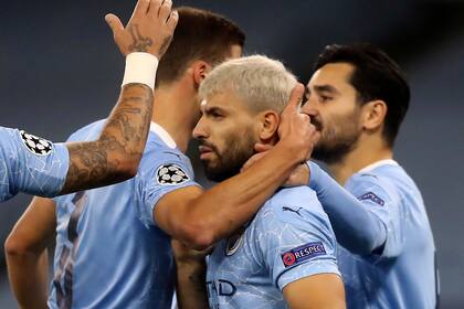 Agüero recibe el saludo de sus compañeros tras convertir el penal