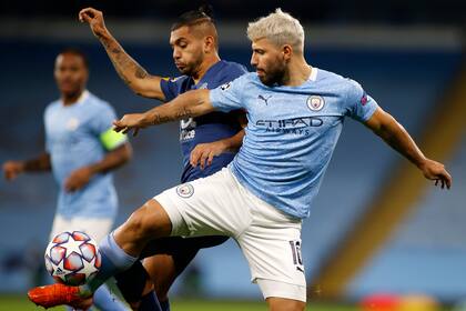 El Kun Agüero intenta cubrir la pelota ante un rival